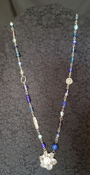 cobalt flowers necklace